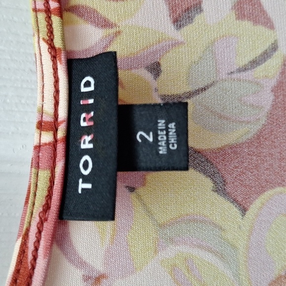 Y women's Torrid floral lined stretch regular size beautiful dress size 2 - Picture 3 of 7
